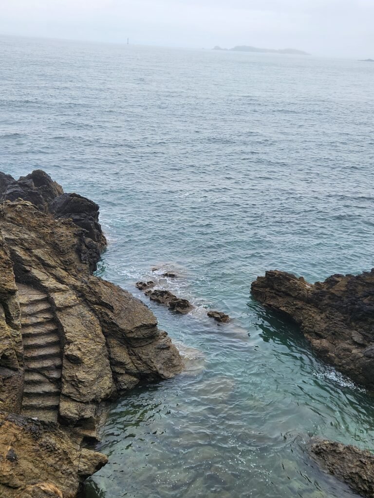 Hypnose, escalier recouvert par la marée.