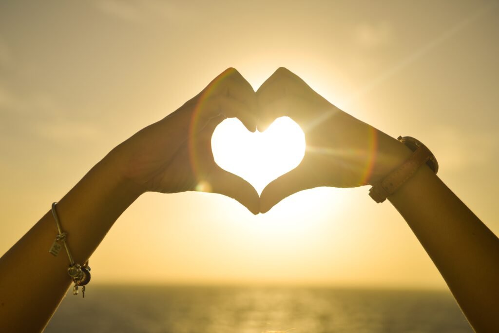 main coeur SOIN