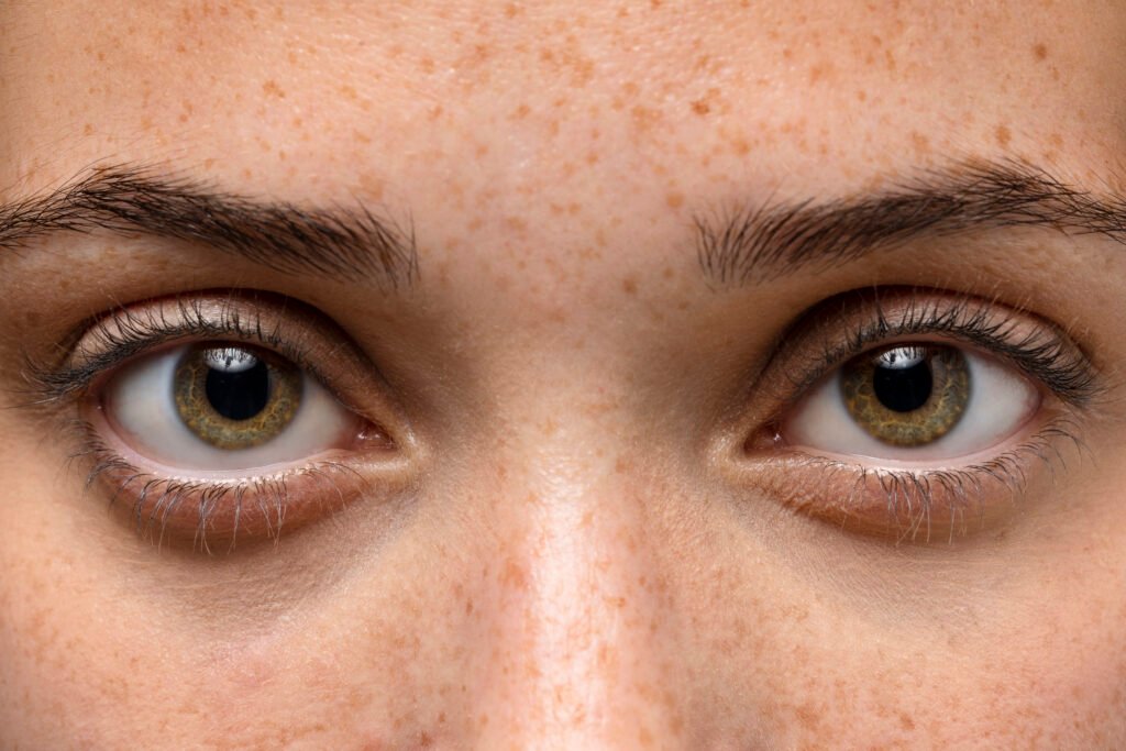 vue-de-face-femme-aux-yeux-verts